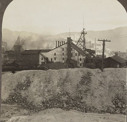 Close view of the Great Hill of Butte in 1905, headframes and hoist houses above an ore dump